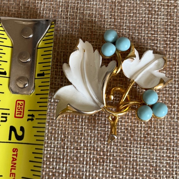 Vintage Sarah Coventry Gold Tone and Enamel Flower Berry Brooch Pin - Picture 9 of 9